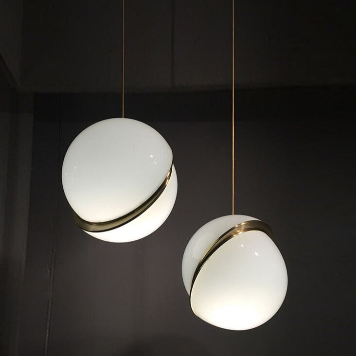 Plafonnier LED suspendu doré au design nordique moderne