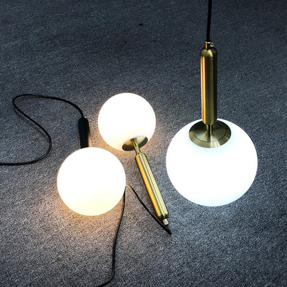 Lampe suspendue en forme de boule de verre doré